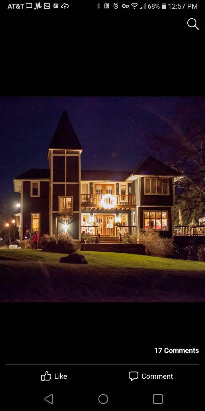 Our 2021 Winter Solstice is tomorrow! The weather will be favorable and the Gluhwein warm. Join us from 11-8:30 for a Nonni's Eats and Sweets food truck, Robbie Limon, and Ryan Jewel. Maybe you'll be able to view the Christmas Comet as well! #NMwine #virginiawine #solstice #drinklocal https://t.co/cBcaO7GvDo