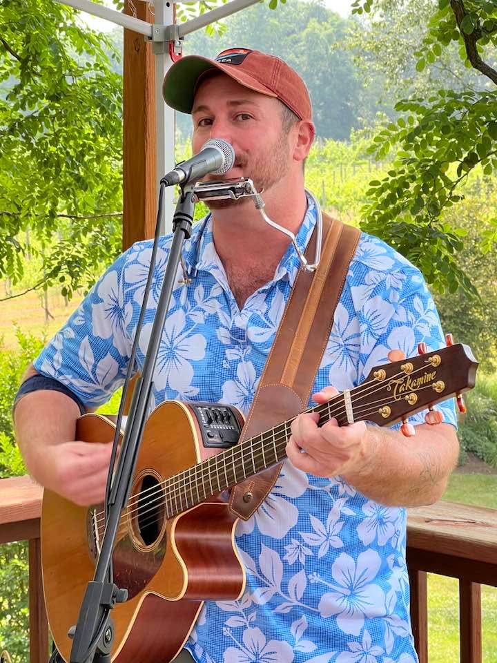 Sean Tracy is sounding fantastic, the crab cakes from Shady Lady are delicious, the desserts from Ree’s Treats are soothing the sweet tooth, bouquets from Amy’s Flowers are fragrant, the cigars from Long Ridge Cigars pair extremely well with our Zweigelt, plus the weather is simply perfect!