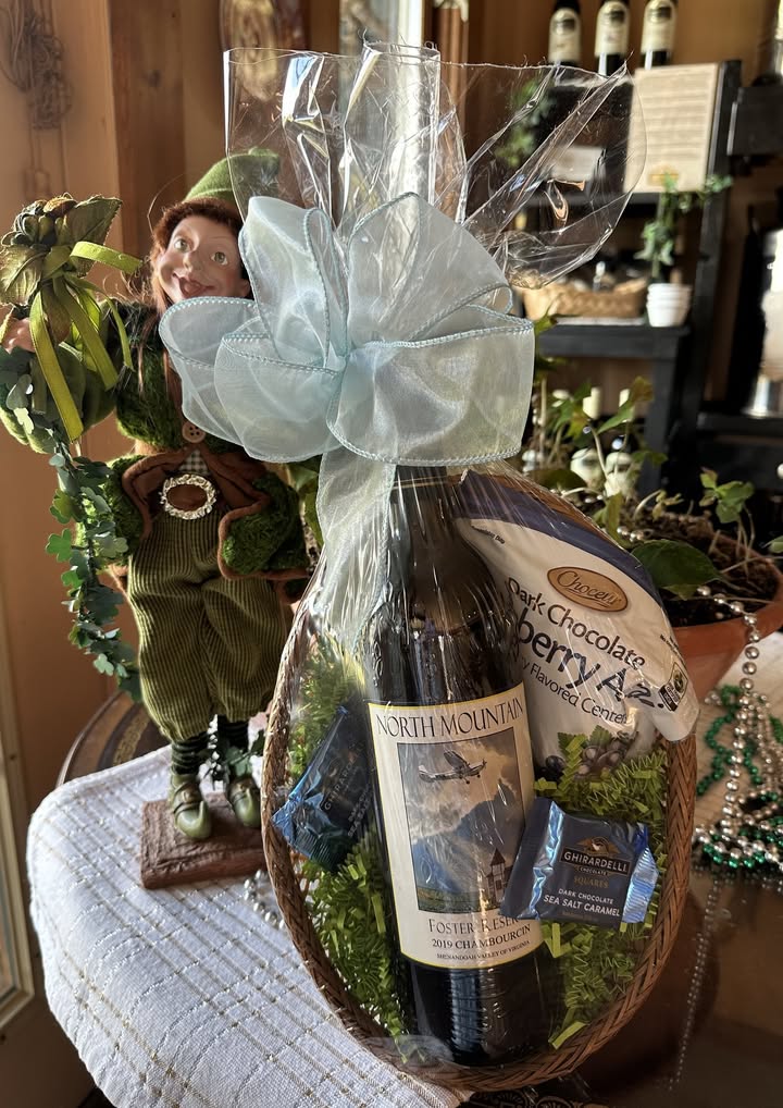 March's gift basket includes a bottle of Chambourcin, Blueberry Acai dark chocolates and some Ghirardelli dark chocolate sea salt caramels. YUM! #nmwine #shenandoahvalleywinetrail #virginiaisforwinelovers #vawine